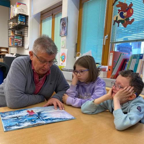 Kinder hören Raich Pepi beim Lesen zu