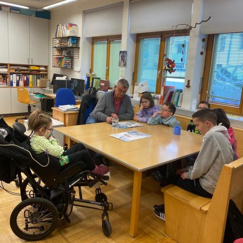 Kinder lauschen den Worten von Raich Pepi
