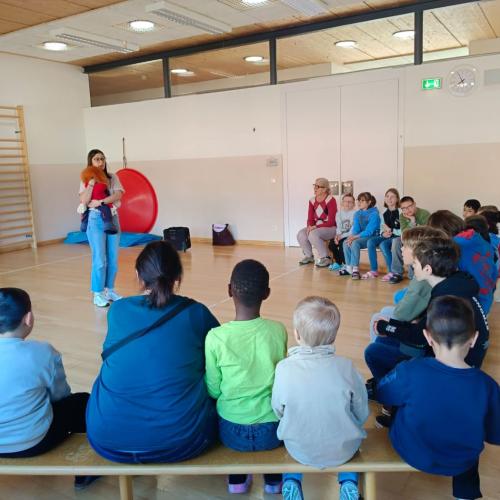 Kinder lauschen Katharina und Bruno