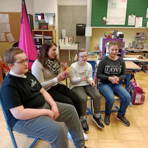 Schüler hõren aufmerksam zu