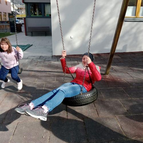Schüler in der Pause beim schsukeln