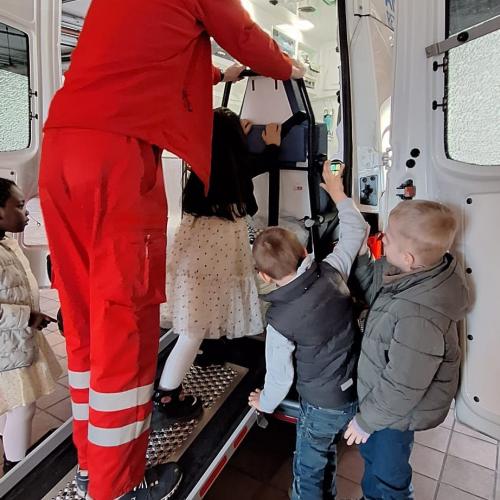 Kinder schieben Rettungsstuhl