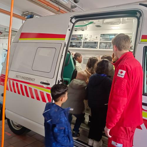 Kinder steigen in Rettungsauto