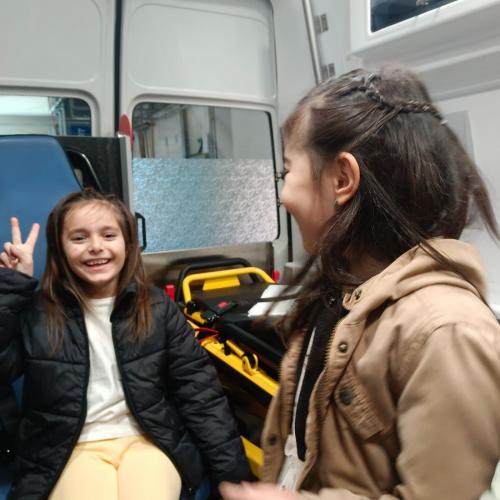 Kinder sitzen im Rettungsauto