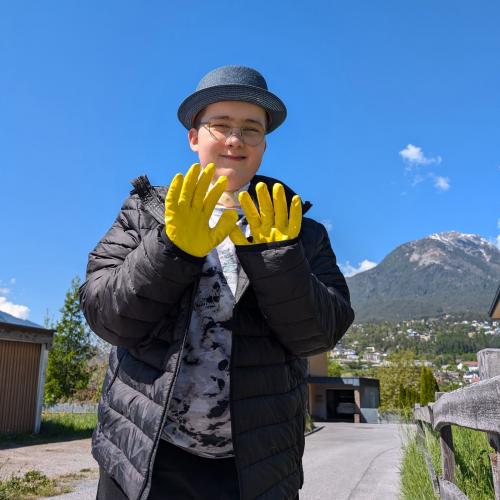 Schüler zeigt Handschuhe