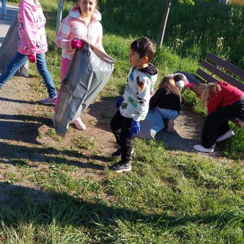 Schüler suchen müll