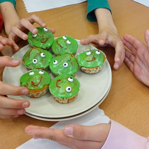 Kinder freuen sich auf die fertigen Muffins