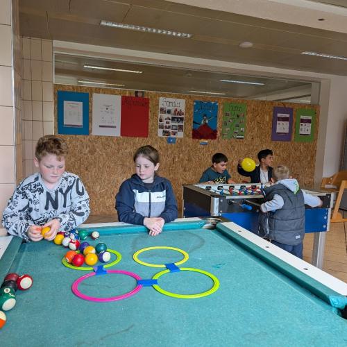 Schùler spielen mit Bällen