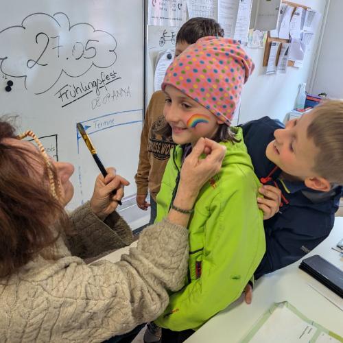 Schüler werden geschminkt