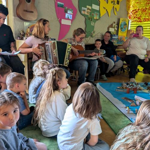 Kinder singen mit Pädagoginnen 