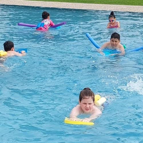 Kinder schwimmen im Wasser