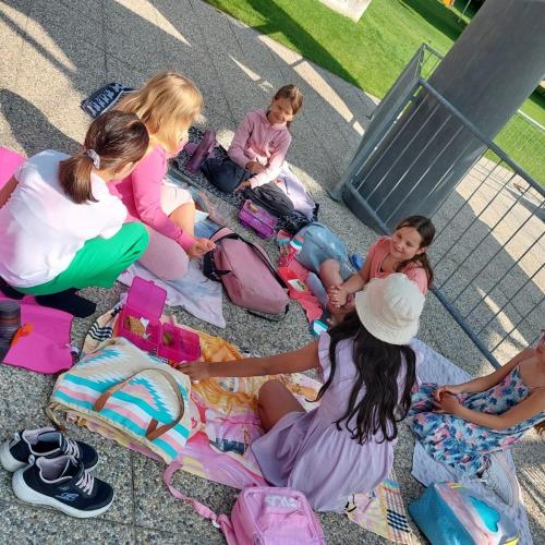 Kinder beim Jausnen