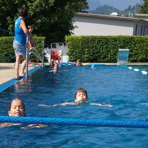 Kinder beim Schwimmen