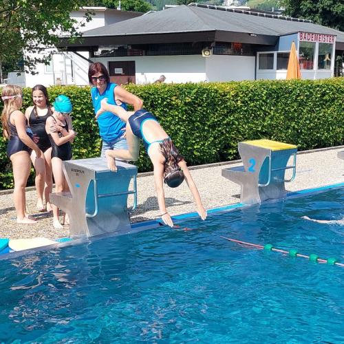 vom Sockel springen