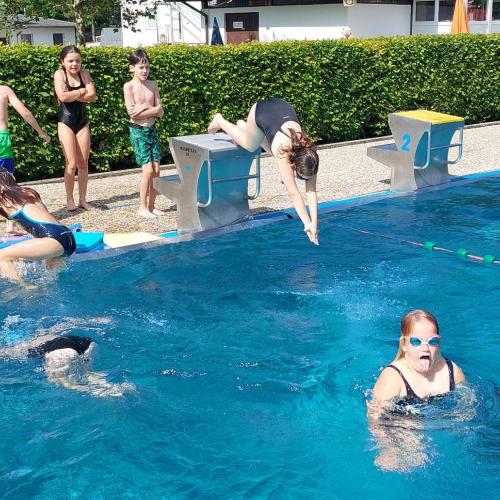 vom Sockel springen