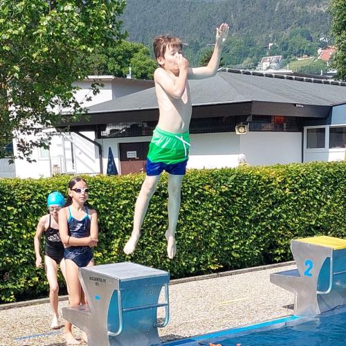 vom Sockel springen