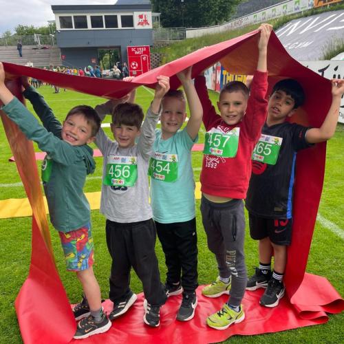 Kinder beim Pausenspiel "Caterpillar"
