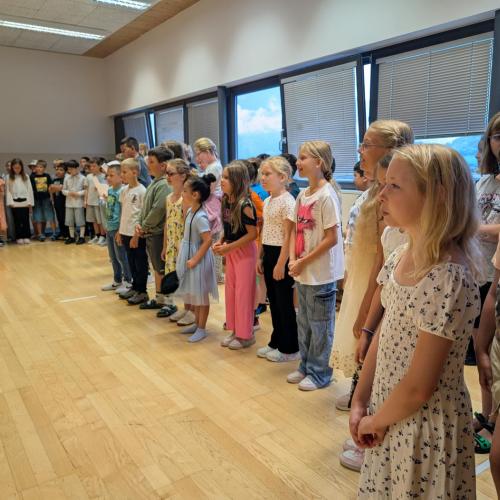Schüler singen lied für den Direktor