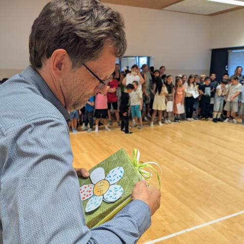 Schüler überreichen ein Geschenk