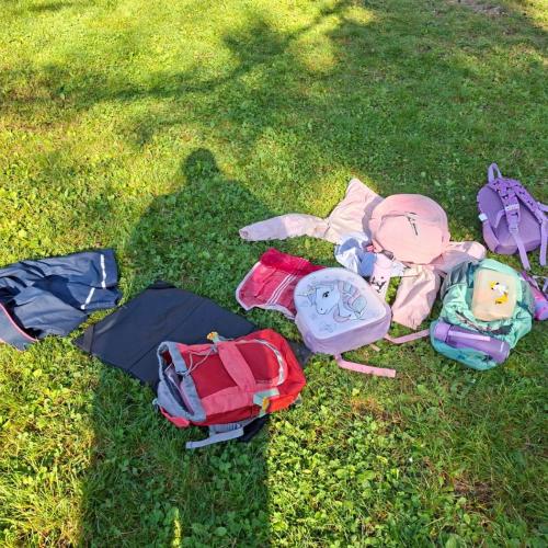 Wanderrucksäcke auf der grünen Wiese