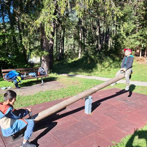 2 Buben auf der Wippe