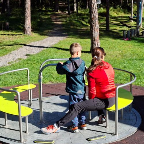 Bub mit Betreuerin im Karusell