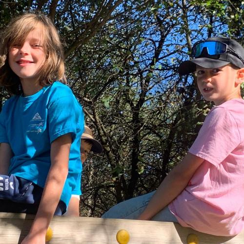 2 Kinder auf dem Klettergerüst