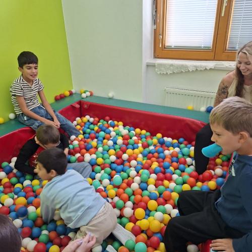 Kinder spielen im Bällebad