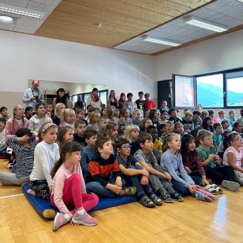 Alle Kinder hören gespannt zu