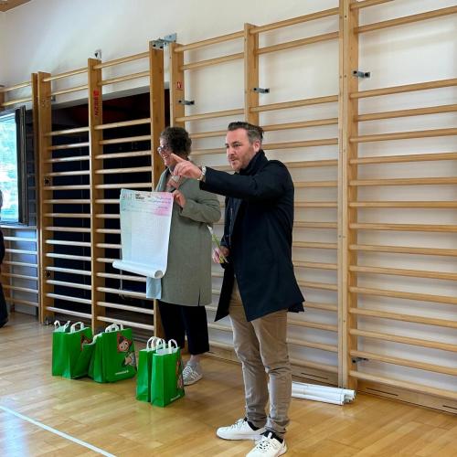 Gemeindevertreter erklären das Projekt