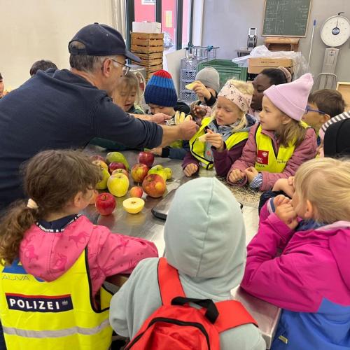 Kinder schauen gespannt zu