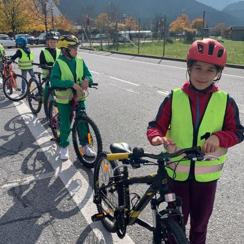 Kinder mit dem Fahrrad
