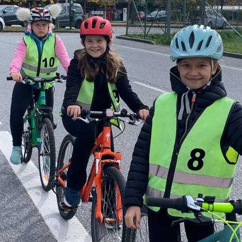 Strahlende Kindergesichter beim Radfahren