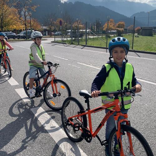 Kinder mit dem Fahrrad