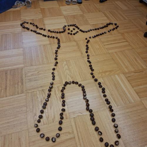 Körperumriss aus Kastanien