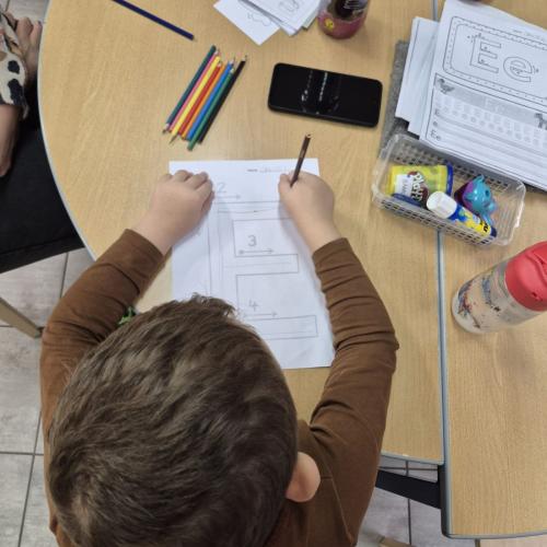 Kind arbeitet an einem Arbeitsblatt