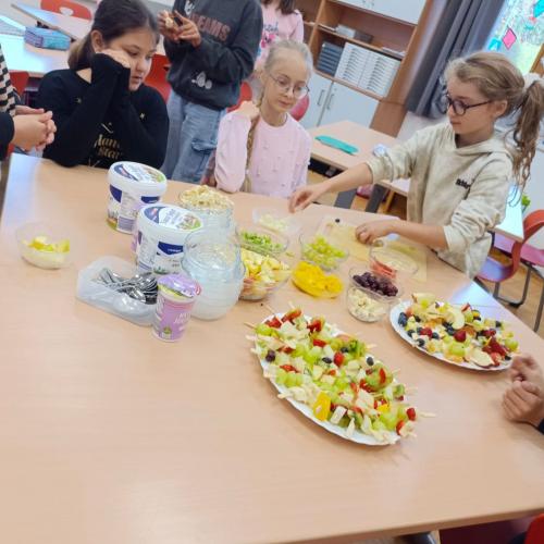 Kinder beim Aufschneiden des Obstes