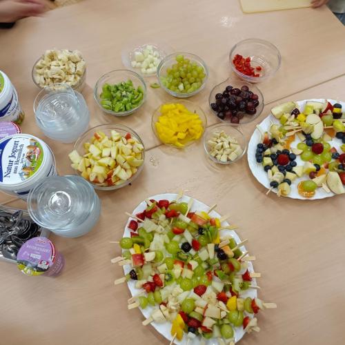 ein bunter Obsttisch