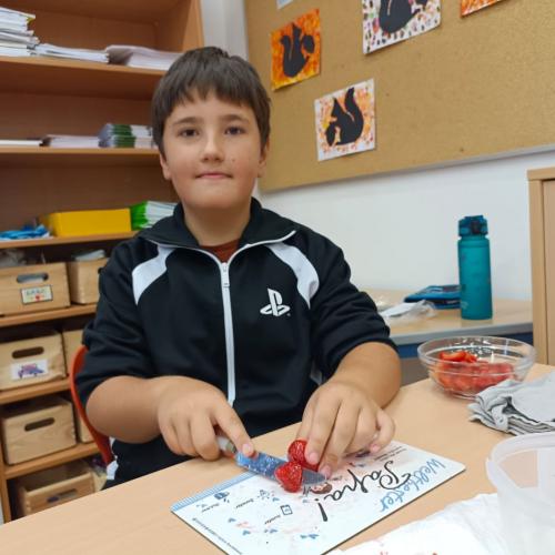 Bub schneidet Erdbeeren klein auf