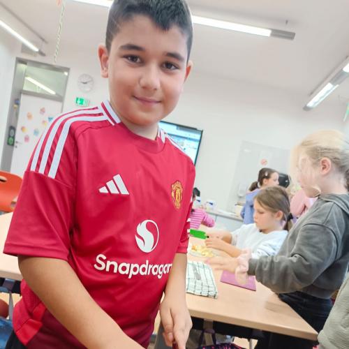 Bub schneidet Trauben klein auf