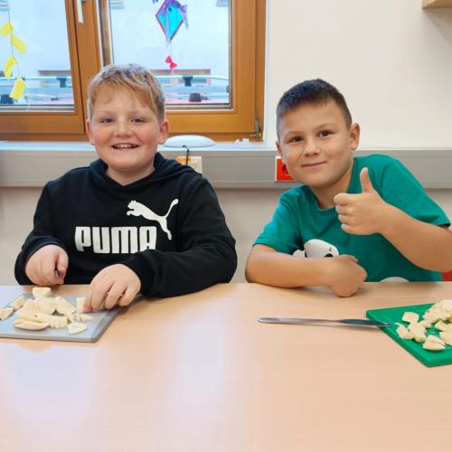 coole Jungs beim Schneiden