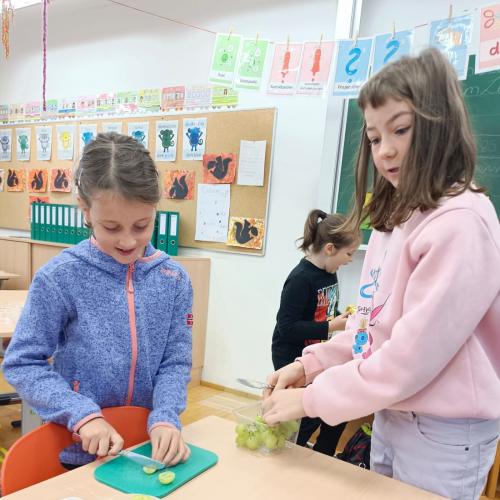 Mädchen beim Aufschneiden