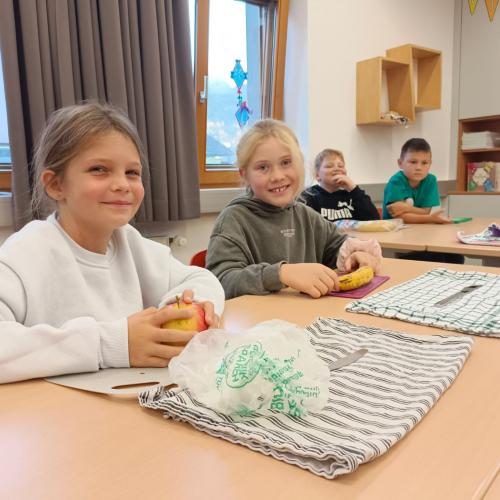 Kinder mit ihrem mitgebrachten Obst