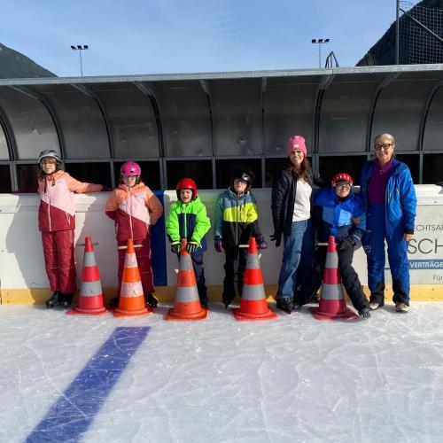 die 2E-Klasse auf dem Eis