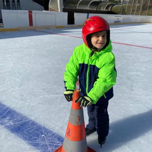 Bub mit Eislaufhilfe