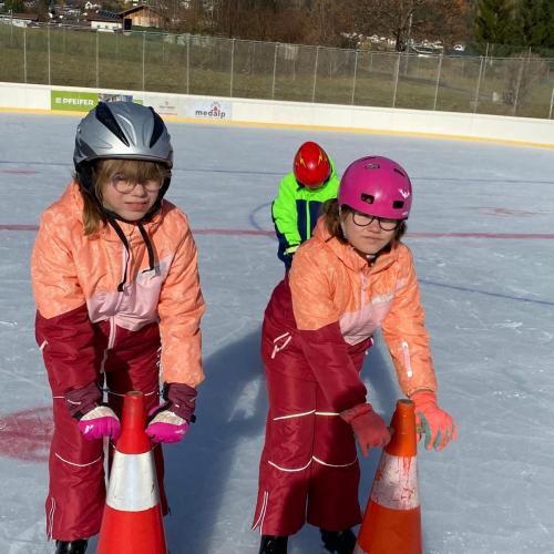 2 Mädchen mit Eislaufhilfen