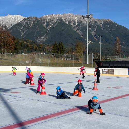 Kinder beim Eislaufen