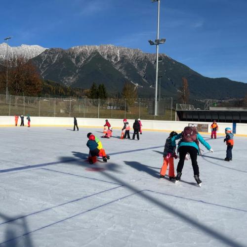 Kinder auf demEislaufplatz