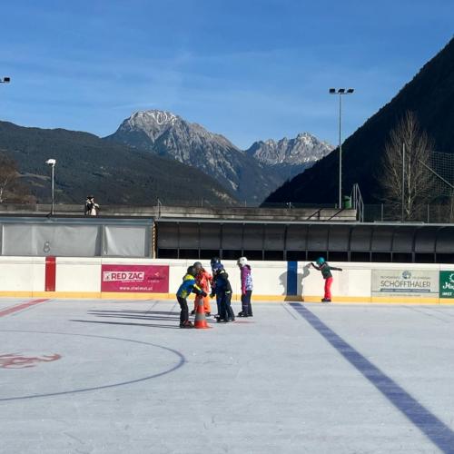 Kinder auf dem Eislaufplatz