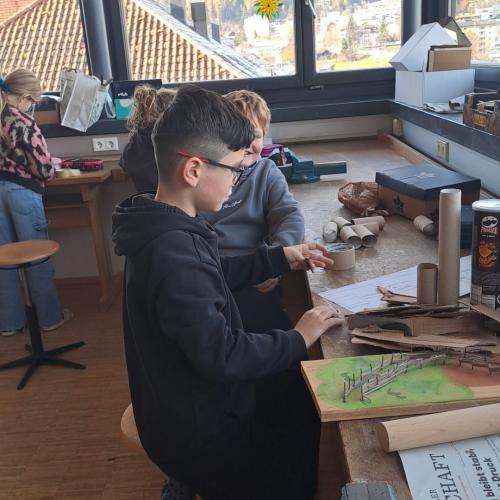 Bub arbeitet an seiner Kugelbahn